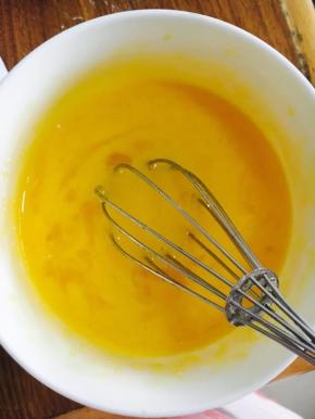 加入鸡蛋液，搅和均匀。