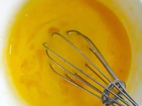 加入鸡蛋液，搅和均匀。