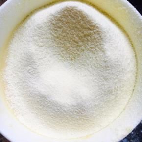 筛入淀粉，奶粉，继续搅拌均匀。