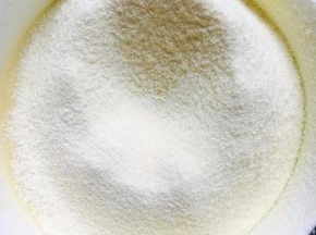 筛入淀粉，奶粉，继续搅拌均匀。