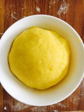 边蒸边注意搅拌，直到蛋黄面糊由稀稠状态变为结成类似小疙瘩粘稠状即可关火。放入冰箱冷藏备用。