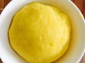 边蒸边注意搅拌，直到蛋黄面糊由稀稠状态变为结成类似小疙瘩粘稠状即可关火。放入冰箱冷藏备用。