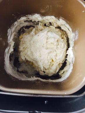 土司材料除黄油外，全放面包机启动和面功能，面团揉至扩张阶段再加入软化好的黄油！揉面的时候可以开始做奶黄馅！