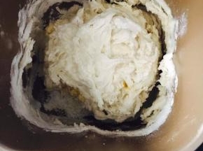 土司材料除黄油外，全放面包机启动和面功能，面团揉至扩张阶段再加入软化好的黄油！揉面的时候可以开始做奶黄馅！