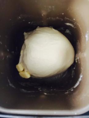 加入黄油再次启动和面程序15分，揉至完全阶段。