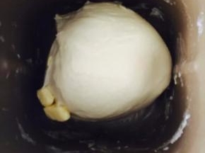 加入黄油再次启动和面程序15分，揉至完全阶段。