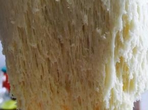 发酵好后取出面团。