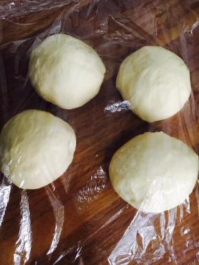 取出排气，分四个团，盖保鲜膜，醒15分钟！