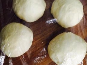 取出排气，分四个团，盖保鲜膜，醒15分钟！