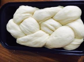 两端往里对折放进土司盒。