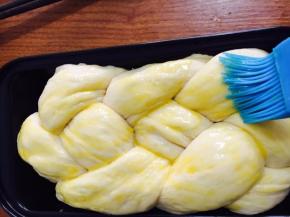 表面刷上蛋液！170度烤箱预热五分钟，烤25分钟即可。