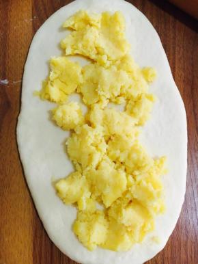 擀成扁平条状包入奶黄馅。