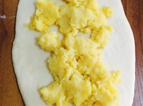 擀成扁平条状包入奶黄馅。