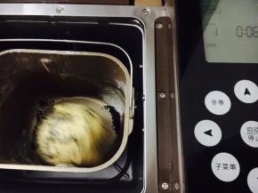 在最后5-6分钟得时候加入芝麻，「因个人喜欢好，可加多加少，我加了估计15g左右」