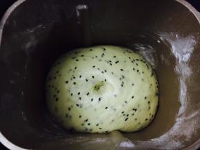 发酵面团2倍大，戳洞不回缩。