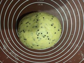 揉搓排气的面团。