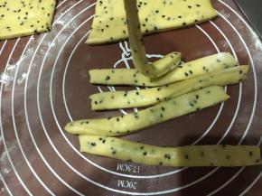 擀成需要的宽度，切成长条状对折卷起。「我差不多一厘米卷，6-8厘米长」