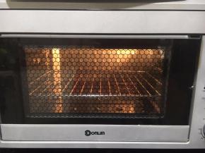 烤箱一定要预热180度大概2分钟左右即可.