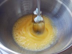 两个鸡蛋和细砂糖混合，用打蛋器打发。