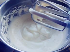 直到打发到花纹明显，滴落后不会很快消失的程度。