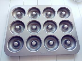 用毛刷将少许植物油涂满模具。