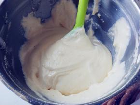 再倒入植物油拌匀。