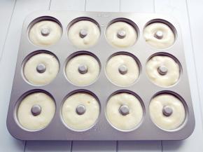 挤在模具中，七八分满。