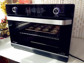 放入预热好的长帝烤箱中层，选择空气烤160度，10-15分钟。如果需要表面绘制图案，稍微硬一点的表面更容易操作，就烤15分钟，如果烤完直接吃，10分钟左右就可以。