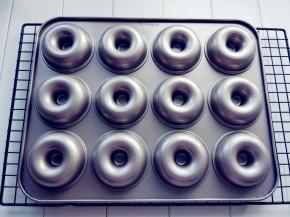 翻转晾网和模具。