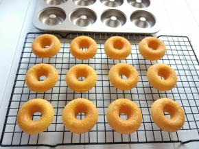 提起模具，甜甜圈就都在底部晾网上了。