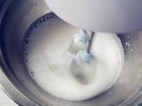 将细砂糖分三次加入蛋白中，打发。