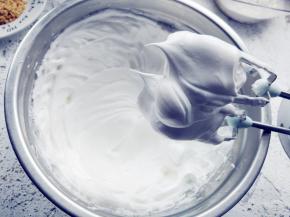 蛋白打发到干性发泡状态。