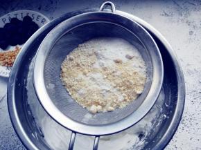 加入过筛的糖粉、杏仁粉和低粉