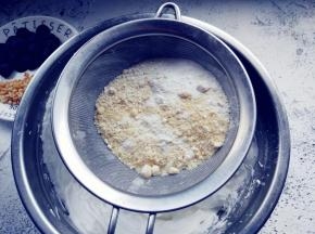 加入过筛的糖粉、杏仁粉和低粉