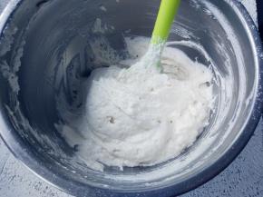 拌匀成面糊，装入中号平口圆形花嘴的裱花袋