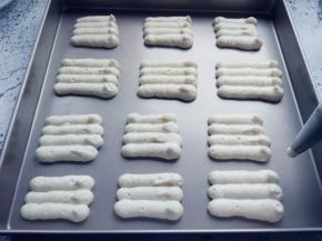 在不粘烤盘上并排挤出4条4厘米左右的直条