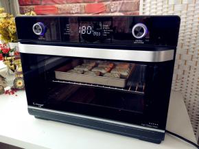 撒上杏仁碎，放入长帝烤箱中层，180度空气烤8-10分钟至面糊定型