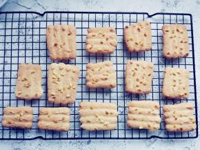 取出晾凉，可以看到每块饼干的上色都很均匀。