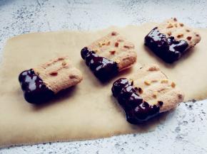 用饼干一端蘸少许微波炉融化的黑巧克力