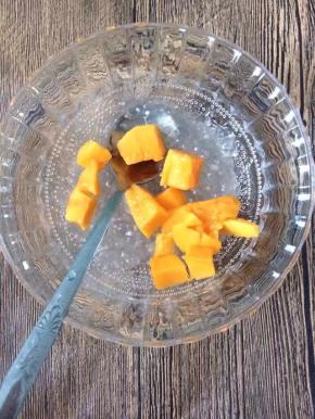 加入芒果蔓越莓白糖和牛奶，搅拌均匀即可。