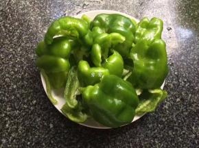 准备青椒，洗净掰成两半