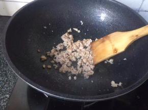 锅中热油炒熟肉末