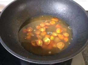 等小番茄出汁加入适量水