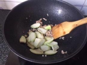 加入丝瓜一起翻炒