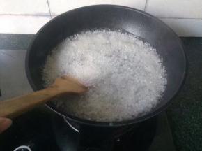 煮一锅水，烧开后倒入西米