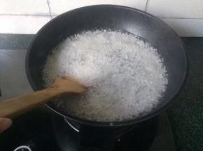 煮一锅水，烧开后倒入西米