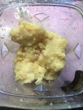 3、蒸好的绿豆，放入料理机，根据自家料理机能打的程度加入适量水调整。