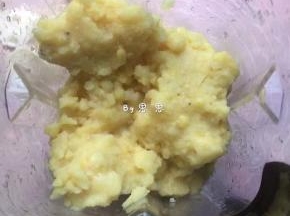 3、蒸好的绿豆，放入料理机，根据自家料理机能打的程度加入适量水调整。