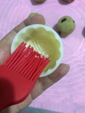 12、将绿豆泥放入模具中，用力按压脱模即可（在绿豆泥放入模具前，模具要清洗干净，并刷上少许油防粘）