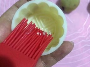 12、将绿豆泥放入模具中，用力按压脱模即可（在绿豆泥放入模具前，模具要清洗干净，并刷上少许油防粘）